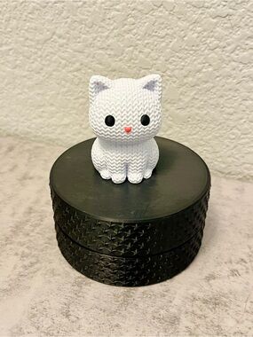 White Knit-Look Cat Figurine - Cute Desktop Decor Holder